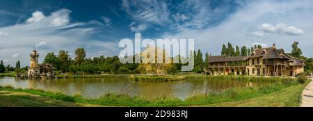 Versailles, Frankreich - 28. August 2019 : Haus der Königin in Marie-Antoinettes Weiler in Versailles. Es bestand aus zwei verschiedenen Gebäuden, die durch ein ga miteinander verbunden waren Stockfoto