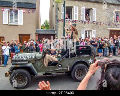 SAINTE MERE L'EGLISE, FRANKREICH - 6. JUNI 2019. Feier des D-DAY, bewaffnete Landung, Ende des Zweiten Weltkriegs in der Normandie, mit Hilfe der alliierten Länder. Stockfoto