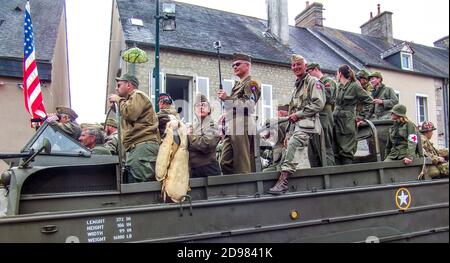 SAINTE MERE L'EGLISE, FRANKREICH - 6. JUNI 2019. Feier des D-DAY, bewaffnete Landung, Ende des Zweiten Weltkriegs in der Normandie, mit Hilfe der alliierten Länder. Stockfoto