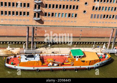 Deck eines Industrieschiffes mit Bojen und Seilen, die in einem Pier von Hamburg, Deutschland, vertäut sind Stockfoto