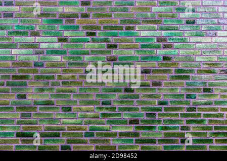 Wand aus alten grünlichen Ziegeln als Hintergrund in Hamburg, Deutschland Stockfoto