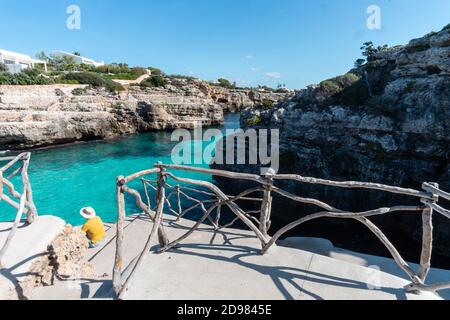 Türkisfarbenes Wasser von Cala en Brut, Strand von Menorca, Balearen in Spanien Stockfoto