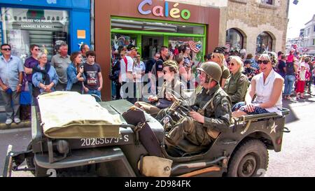 SAINTE MERE L'EGLISE, FRANKREICH - 6. JUNI 2019. Feier des D-DAY, bewaffnete Landung, Ende des Zweiten Weltkriegs in der Normandie, mit Hilfe der alliierten Länder. Stockfoto