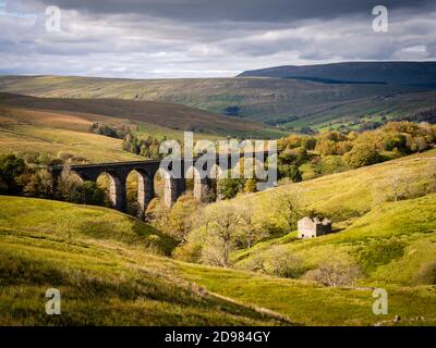 Dent Kopf Viadukt ist die nächste Viadukt auf der Settle-Carlisle Railway nach Ribblehead Viadukt, Richtung Carlisle. Obwohl wesentlich kürzer, es Stockfoto