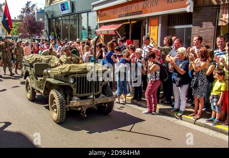 SAINTE MERE L'EGLISE, FRANKREICH - 6. JUNI 2019. Feier des D-DAY, bewaffnete Landung, Ende des Zweiten Weltkriegs in der Normandie, mit Hilfe der alliierten Länder. Stockfoto