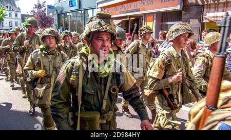 SAINTE MERE L'EGLISE, FRANKREICH - 6. JUNI 2019. Victory Day der zweite Weltkrieg in der Normandie wurde mit einer offiziellen Zeremonie und Militärparaden in gefeiert Stockfoto