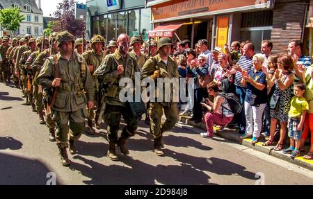 SAINTE MERE L'EGLISE, FRANKREICH - 6. JUNI 2019. Victory Day der zweite Weltkrieg in der Normandie wurde mit einer offiziellen Zeremonie und Militärparaden in gefeiert Stockfoto