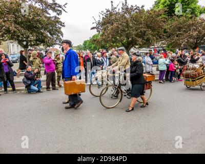 SAINTE MERE L'EGLISE, FRANKREICH - 6. JUNI 2019. Parade von Menschen in Kleidung der 1940er Jahre gekleidet posiert vor einem Weltkrieg 2, D-Day-Zeremonie in Norman Stockfoto