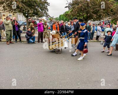 SAINTE MERE L'EGLISE, FRANKREICH - 6. JUNI 2019. Parade von Menschen in Kleidung der 1940er Jahre gekleidet posiert vor einem Weltkrieg 2, D-Day-Zeremonie in Norman Stockfoto