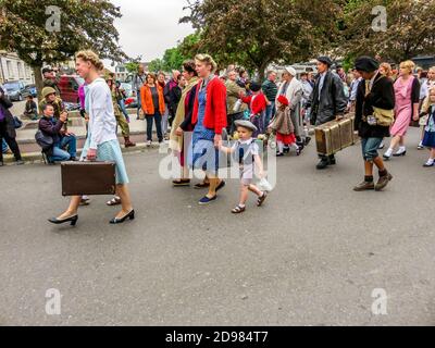 SAINTE MERE L'EGLISE, FRANKREICH - 6. JUNI 2019. Parade von Menschen in Kleidung der 1940er Jahre gekleidet posiert vor einem Weltkrieg 2, D-Day-Zeremonie in Norman Stockfoto