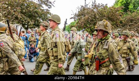 SAINTE MERE L'EGLISE, FRANKREICH - 6. JUNI 2019. Victory Day der zweite Weltkrieg in der Normandie wurde mit einer offiziellen Zeremonie und Militärparaden in gefeiert Stockfoto