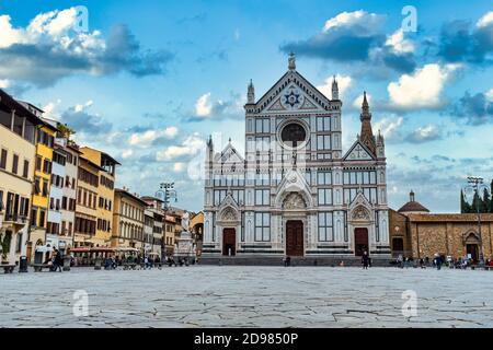 Piazza Santa Croce mit Santa Croce Basilica Fassade , Florenz Italien. Stockfoto