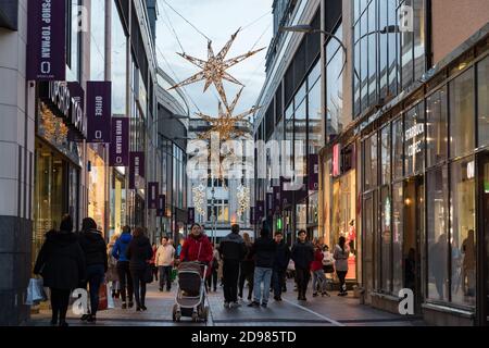 Cork City, Irland - 23. November 2018: Weihnachtseinkäufer auf der Fußgängerzone Opera Lane in Cork City am Black Friday Wochenende Stockfoto