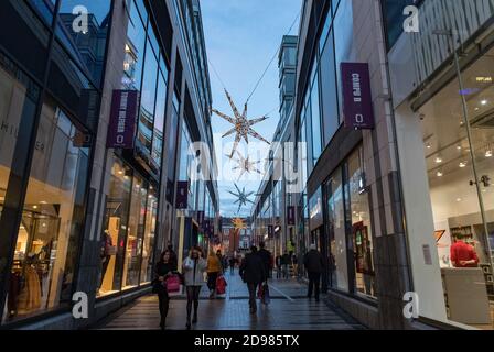 Cork City, Irland - 23. November 2018: Weihnachtseinkäufer auf der Fußgängerzone Opera Lane in Cork City am Black Friday Wochenende Stockfoto