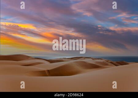 Landspitze mit atemberaubenden Sonnenuntergang Himmel über Namib Wüste in Namibia, südlichen Afrika Stockfoto