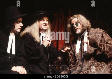 l-r: John Sessions (Ananias), Raymond Mason (Tribulation), Stephen Moore (subtil) im ALCHEMISTEN von Ben Jonson im Lyric Hammersmith Theatre, London W6 09/09/1985 Design: Roger Glossop Regie: Griff Rhys Jones Stockfoto