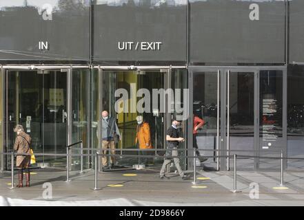 Amsterdam, Niederlande. November 2020. Besucher mit Schutzmaske steigen am 3. November 2020 in Amsterdam, Niederlande, aus dem Stedelijk Museum inmitten der Coronavirus-Pandemie aus. Amsterdam hat jetzt eine der schlimmsten Infektionsraten der Covid-19 in Europa. Der niederländische Premierminister Mark Rutte kündigt heute am frühen Abend neue Maßnahmen an, die allgemein erwartet werden, dass alle Museen und Theater geschlossen werden, Sperrstunde und regionale Sperrung. (Foto von Paulo Amorim/Sipa USA) Quelle: SIPA USA/Alamy Live News Stockfoto