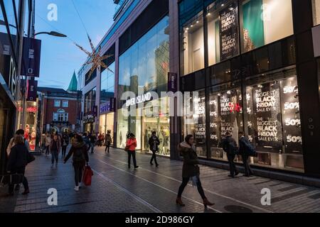 Cork City, Irland - 23. November 2018: Weihnachtseinkäufer auf der Fußgängerzone Opera Lane in Cork City am Black Friday Wochenende Stockfoto