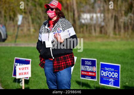 Gettysburg, Usa. November 2020. Eine Frau, die sich als Trump Victory Volunteer identifiziert, beobachtet am Wahltag in Gettysburg, Pennsylvania, Dienstag, den 3. November 2020, vor dem Wahllokal der Gettysburg Fire Station. Foto von David Tulis /UPI Kredit: UPI/Alamy Live Nachrichten Stockfoto