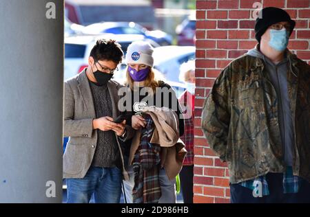 Gettysburg, Usa. November 2020. Am Wahltag in Gettysburg, Pennsylvania, am Dienstag, den 3. November 2020, stehen sich die Leute an, um am Wahlplatz der Gettysburg Feuerwehr abzustimmen. Foto von David Tulis /UPI Kredit: UPI/Alamy Live Nachrichten Stockfoto