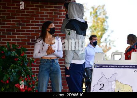 Gettysburg, Usa. November 2020. Junge Menschen warten auf die Abstimmung in der Gettysburg Feuerwehr Wahllokal am Wahltag in Gettysburg, Pennsylvania, Dienstag, 3. November 2020. Foto von David Tulis /UPI Kredit: UPI/Alamy Live Nachrichten Stockfoto