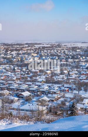 Winteransicht des kleinen Landortes Falköping in Schweden Stockfoto