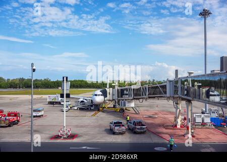 PHUKET, THAILAND - 31. Oktober 2020: Flugzeug dockte am Phuket International Airport an, Blick auf das Flughafengebäude von der Start- und Landebahn Stockfoto