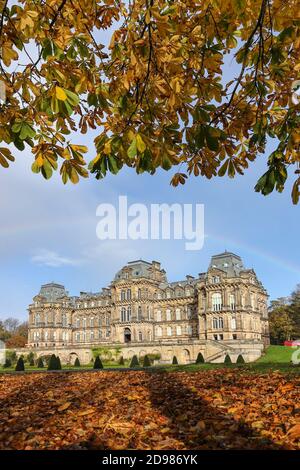 Regenbogen über dem Bowes Museum im Herbst, Barnard Castle, Teesdale, County Durham, Großbritannien Stockfoto