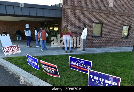 Gettysburg, Usa. November 2020. Einwohner der Gemeinde Gettysburg stimmen am Wahltag in Gettysburg, Pennsylvania, am Dienstag, den 3. November 2020, im Wahllokal der Feuerwehr Gettysburg ab. Foto von David Tulis /UPI Kredit: UPI/Alamy Live Nachrichten Stockfoto