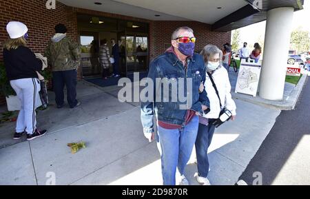 Gettysburg, Usa. November 2020. Einwohner der Gemeinde Gettysburg stimmen am Wahltag in Gettysburg, Pennsylvania, am Dienstag, den 3. November 2020, im Wahllokal der Feuerwehr Gettysburg ab. Foto von David Tulis /UPI Kredit: UPI/Alamy Live Nachrichten Stockfoto