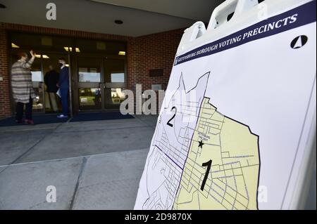 Gettysburg, Usa. November 2020. Ein Gettysburger Wahlleiter begrüßt die Wähler am Wahltag in Gettysburg, Pennsylvania, am Dienstag, den 3. November 2020, in der Gettysburger Feuerwehr. Foto von David Tulis /UPI Kredit: UPI/Alamy Live Nachrichten Stockfoto