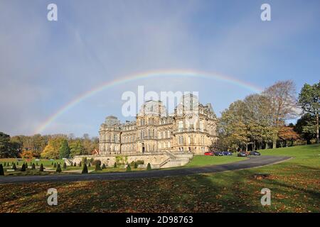 Regenbogen über dem Bowes Museum im Herbst, Barnard Castle, Teesdale, County Durham, Großbritannien Stockfoto