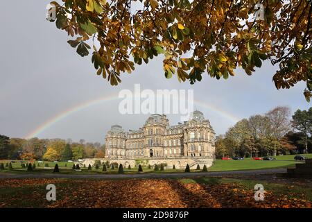 Regenbogen über dem Bowes Museum im Herbst, Barnard Castle, Teesdale, County Durham, Großbritannien Stockfoto