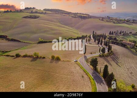 Toskanische Landschaft mit malerischem Himmel und sanften Hügeln. Weitwinkelansicht. Stockfoto