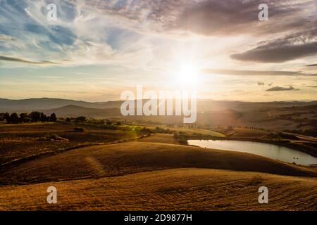 Malerisches italienisches Landschaftspanorama in der Nähe von Pienza Toskana. Silhouetted Berge und malerische Landschaft. Drohne erschossen. Stockfoto