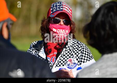 Gettysburg, Usa. November 2020. Eine Frau, die sich selbst als Trump Victory Volunteer identifiziert, beantwortet Fragen außerhalb der Gettysburg Fire Station Wahlstelle am Wahltag in Gettysburg, Pennsylvania, Dienstag, 3. November 2020. Foto von David Tulis /UPI Kredit: UPI/Alamy Live Nachrichten Stockfoto