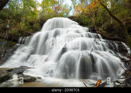 Yellow Branch Falls, Walhalla, South Carolina, USA in der Herbstsaison. Stockfoto