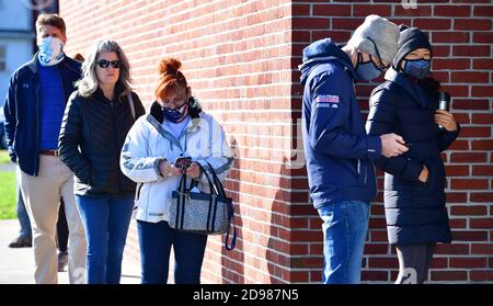 Gettysburg, Usa. November 2020. Pennsylvania Schlachtfeld Bewohner Schlange stehen, um an der Gettysburg Fire Station Wahlplatz am Wahltag in Gettysburg, Pennsylvania, Dienstag, 3. November 2020 wählen. Foto von David Tulis /UPI Kredit: UPI/Alamy Live Nachrichten Stockfoto