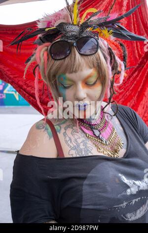 Ein posed Porträt einer markant aussehenden Frau mit einem einzigartigen persönlichen Stil. In Coney Island, Brooklyn, New York Stockfoto