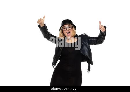 Rockstar. Schöne junge blonde Frau in totaler schwarzer Kleidung, Outfit und Brille isoliert auf weißem Studio-Hintergrund. Zeitschriftenstil, Mode, Beauty-Konzept. Modische Pose. Copyspace für Werbung. Stockfoto