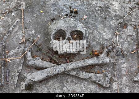 Lviv, Ukraine - 25. Mai 2020: Alter Lychakiv Friedhof in Lviv. Steinschädel und Knochen auf dem Grab auf dem Lytschakivskyj Friedhof Stockfoto