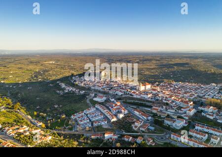 Castelo de Vide Drohne Luftaufnahme in Alentejo, Portugal von der Serra de Sao Mamede Berge Stockfoto