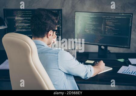 Hinten hinten hinten hinter Ansicht Porträt von seinem er schön fokussiert Beschäftigt smart clever Geek Kerl Lösung Problem Aufgabe Tech digital Bericht bei modernen industriellen Interieur Stockfoto