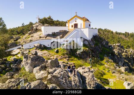 Luftdrohnenaufnahme von Ermida Nossa Senhora da Penha in Serra de Sao Mamede in Castelo de Vide, Portugal Stockfoto