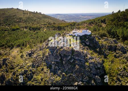 Luftdrohnenaufnahme von Ermida Nossa Senhora da Penha in Serra de Sao Mamede in Castelo de Vide, Portugal Stockfoto