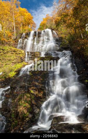 Amicalola Falls, Georgia, USA in der Herbstsaison. Stockfoto