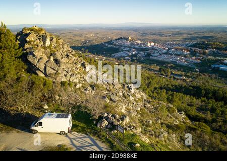 Castelo de Vide Drohne Luftaufnahme in Alentejo, Portugal von der Serra de Sao Mamede Berge und ein Wohnmobil Stockfoto