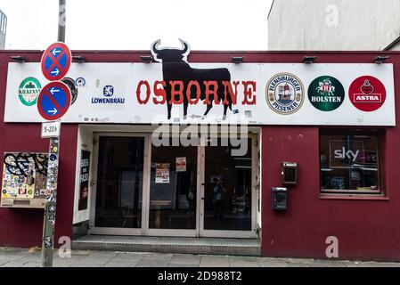 Hamburg, 16. August 2019: Osborne Bar mit Bierwerbung in St. Pauli, Hamburg, Deutschland Stockfoto