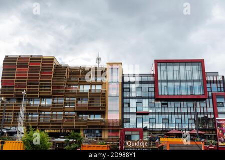 Hamburg, Deutschland - 16. August 2019: Moderne Gebäude mit Restaurants und Bars in St. Pauli, Hamburg, Deutschland Stockfoto