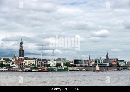 Hamburg, Deutschland - 16. August 2019: Hafen an der Elbe mit Kreuzfahrtschiffen und Segelbooten in St. Pauli, Hamburg, Deutschland Stockfoto